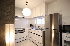 冰箱、微波炉、炉灶、厨具/餐具