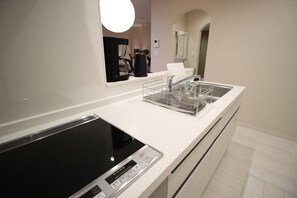 Fridge, microwave, stovetop, cookware/dishes/utensils