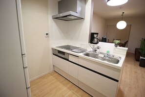 Fridge, microwave, stovetop, cookware/dishes/utensils - Holiday in Okinawa 10 minute walk from the beac / Kunigami-gun Okinawa (Kunigami-gun)