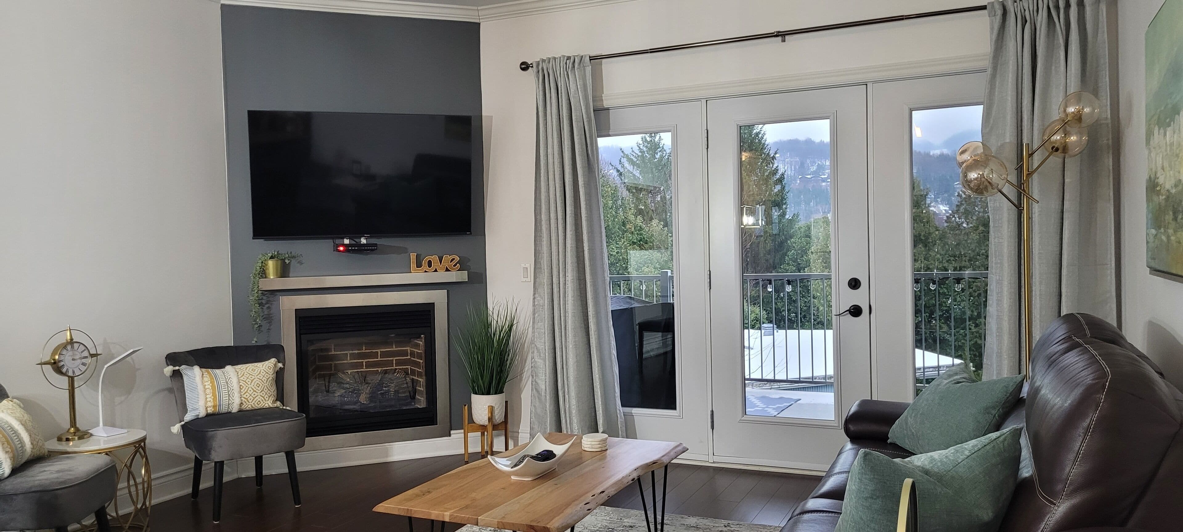 舒适公寓式客房 | 起居区 | 50-英寸电视 （配备有线频道）、DVD 播放器