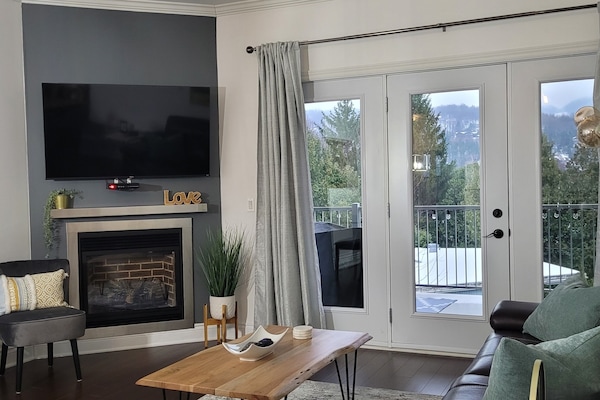 Condo Confort | Área de sala de estar | Televisión de 50 pulgadas con canales por cable y reproductor de DVD