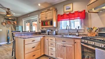 Fridge, microwave, stovetop, dishwasher