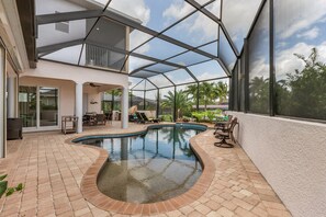 A heated pool - Game Room with Pool Table, Heated Pool, Gorgeous view & Gulf Access - Cape Coral Memories - Roelens (Cape Coral)
