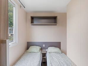 2 bedrooms, travel crib, free WiFi, bed sheets