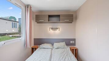 2 bedrooms, travel cot, free WiFi, bed sheets