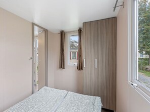 2 bedrooms, travel cot, free WiFi, bed sheets