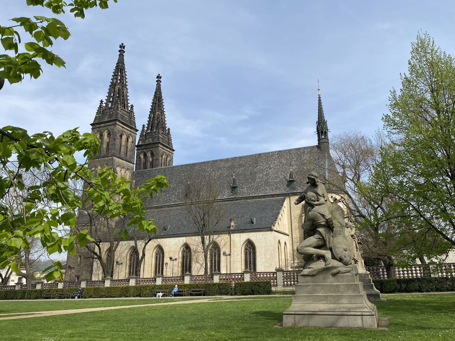 Ciel, Nuage, Plante, Bâtiment, Arbre, Fenêtre, Herbe, Façade, Maison, Pelouse