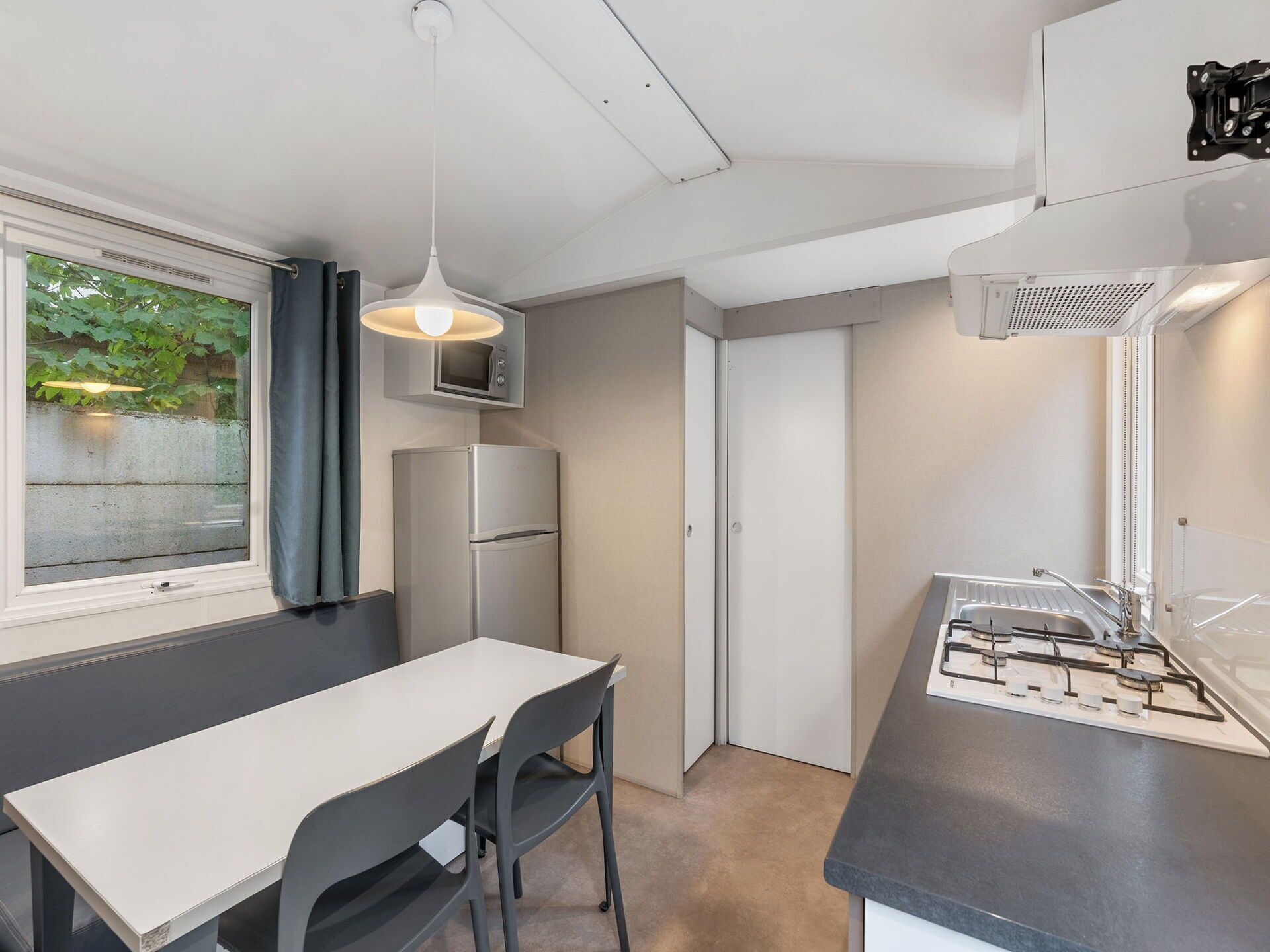 電子レンジ、冷凍庫、ダイニングテーブル