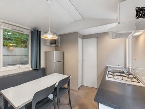 Mikrobølgeovn, fryser og spisebord