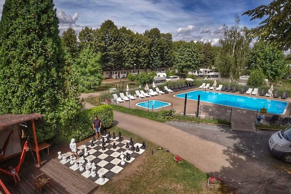 Schwimmbad, Gartenmöbel, Freizeit, Resort, Schatten, Regenschirm, Sonnenliege, Stuhl, Freizeitzentrum, Ferienort