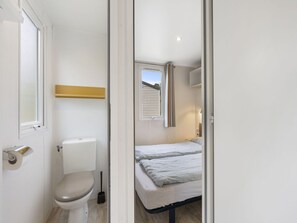 2 quartos, berço de viagem, Wi-Fi de cortesia, roupa de cama