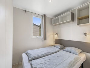 2 bedrooms, travel crib, free WiFi, bed sheets