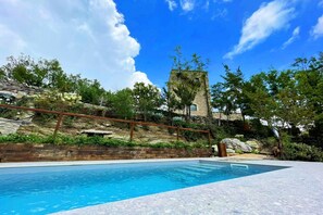 Piscine chauffée, chaises longues