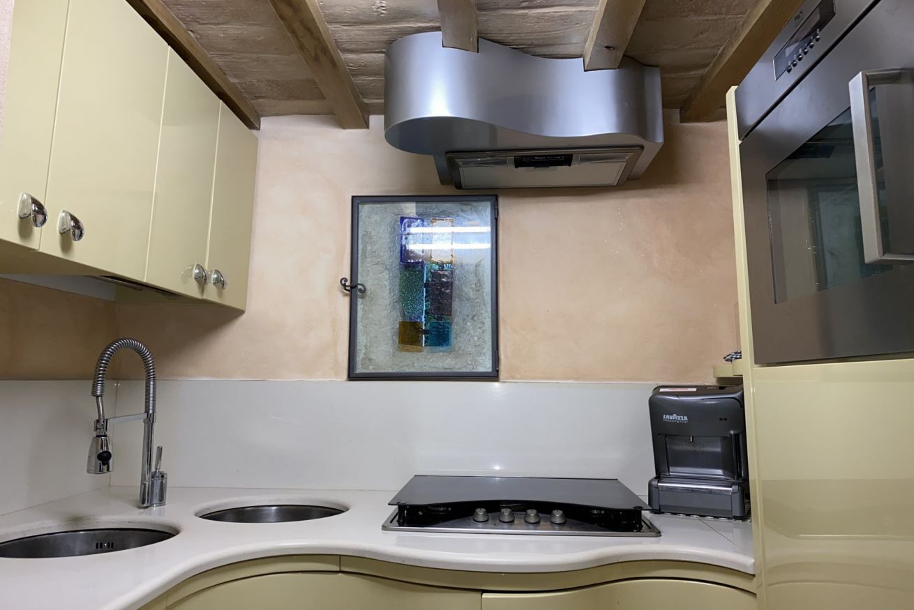 Réfrigérateur, un four, surface de cuisson, lave-vaisselle