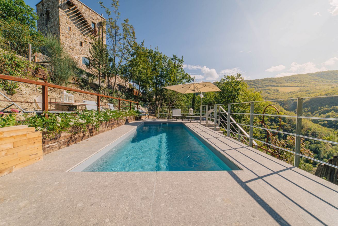 Piscine extérieure, chaises longues