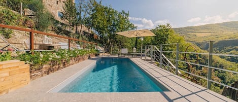 Piscine extérieure, chaises longues