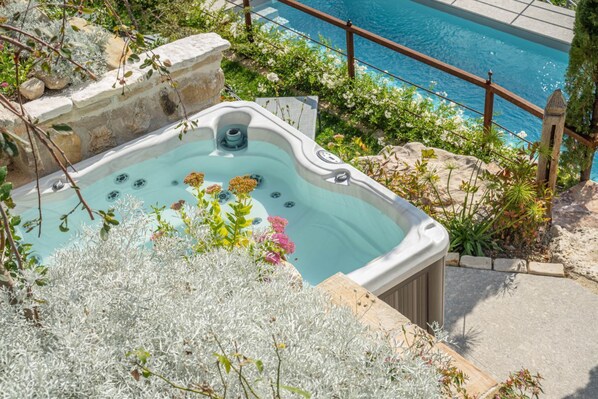 Outdoor spa tub