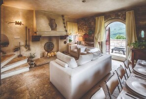 TV - Villa la Rocca By MMega (Montefortino)