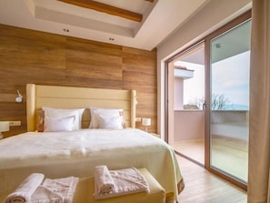 4 bedrooms, travel crib, free WiFi