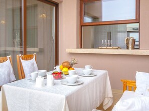 Dining - Wonderful  villa for 8 people with private pool, A/C, WIFI, TV, terrace and pets allowed (Rijeka)