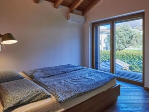 5 bedrooms, travel cot, free WiFi