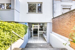 Exterior - Bright Iselin 3 Room w/ Storage, 1min to Local Market, by Blueground (Basel)