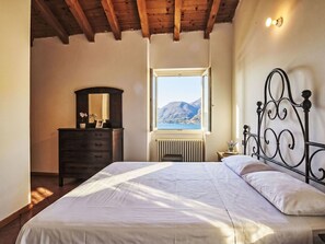 2 bedrooms, travel crib, free WiFi - Cosy apartment in villa for 6 guests with WIFI, TV, patio and pets allowed (Vendrogno)