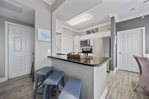 Geladeira, micro-ondas, fogão, cooktop