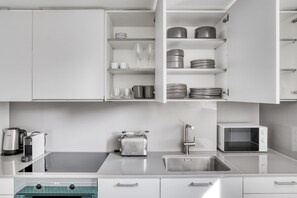 Een koelkast, een magnetron, een oven, een kookplaat