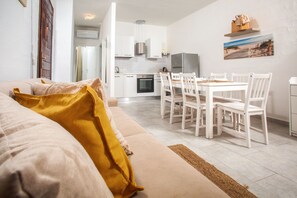 TV - Large and sunny apartment 300 m from the sea (Santa Teresa Gallura)