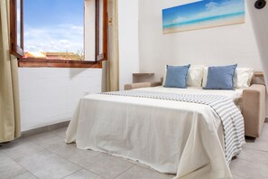 2 bedrooms, iron/ironing board, bed sheets - Large and sunny apartment 300 m from the sea (Santa Teresa Gallura)
