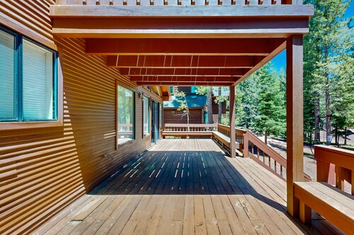 Luxe lodge on the Tahoe Donner Golf Course near skiing, lake & rec center