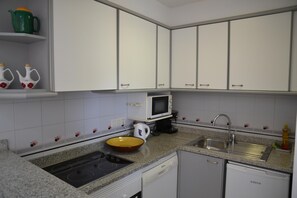 Jääkaappi, mikroaaltouuni, uuni, astianpesukone