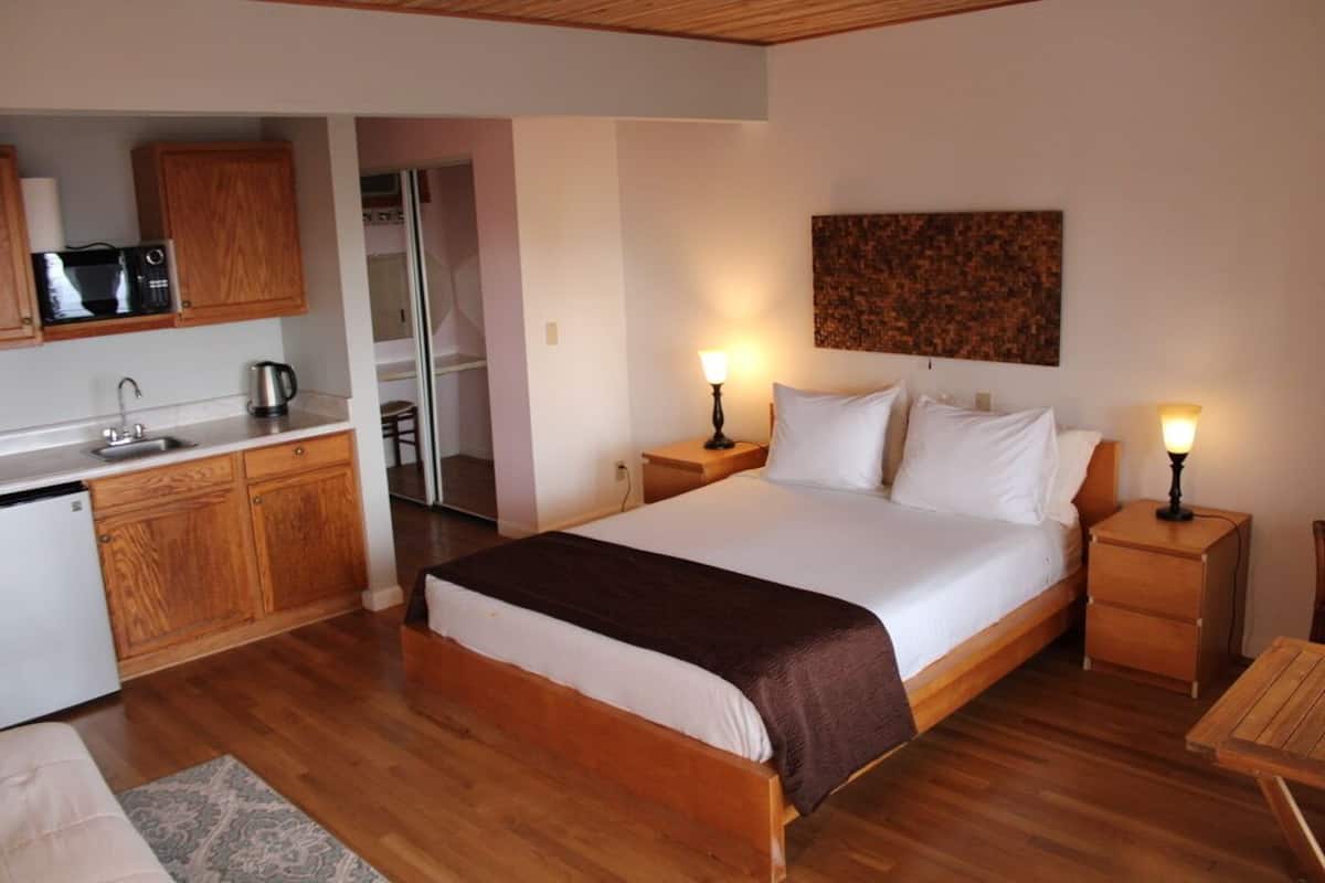 Makani Room - 1 bedroom with Kitchenette, Pool Side with Ocean View - Main House | 1 bedroom, Egyptian cotton sheets, premium bedding