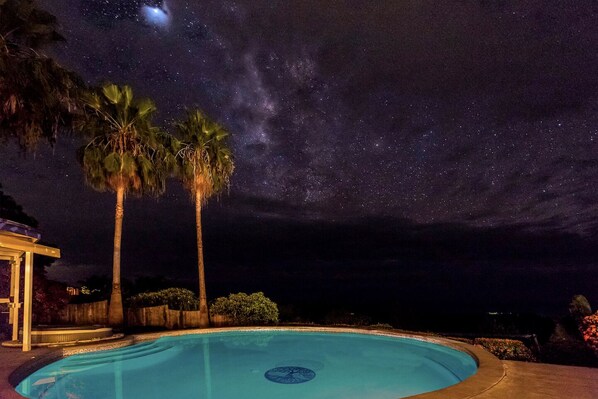 Outdoor pool - Luana Nai'a Inn (Captain Cook)