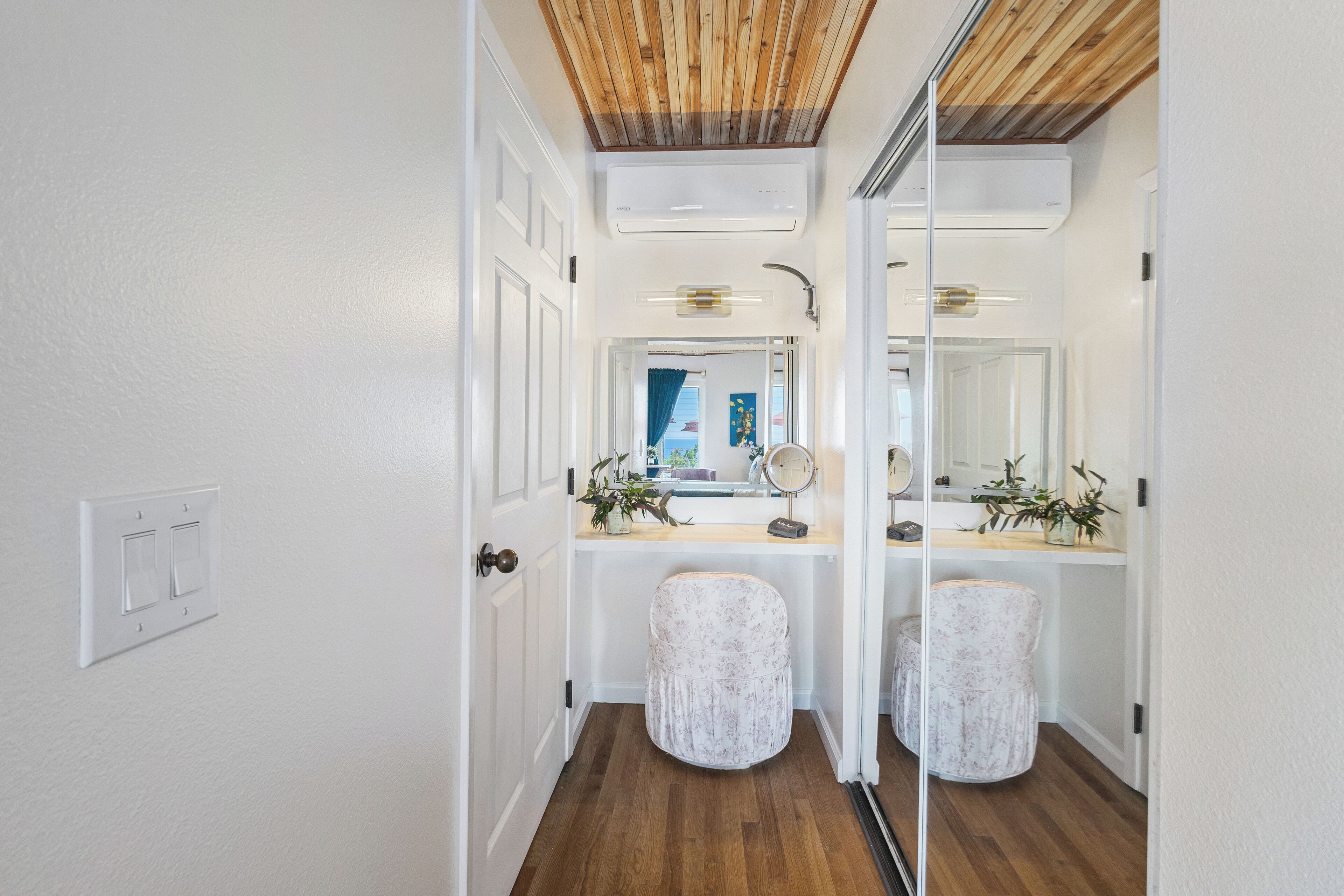 Basic Studio Suite, 1 Bedroom, Ocean View | Wardrobe