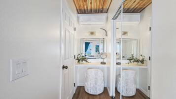 Basic Studio Suite, 1 Bedroom, Ocean View | Wardrobe