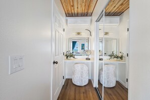 Eenvoudige studio suite, 1 slaapkamer, uitzicht op oceaan | Garderobe