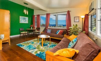 Apartamento família, 1 quarto | Área de estar | TV de tela plana 30 polegadas com canais digitais, TV, Netflix