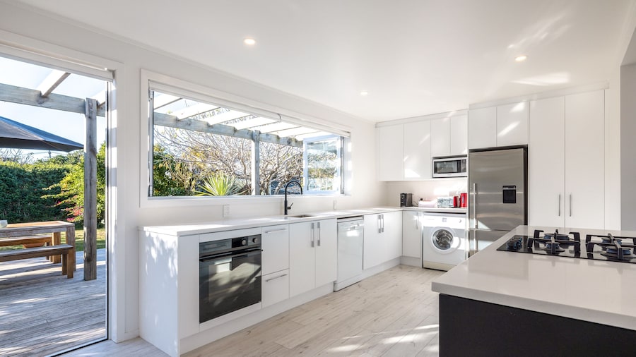 Driftwood Beach House with Spa Pool