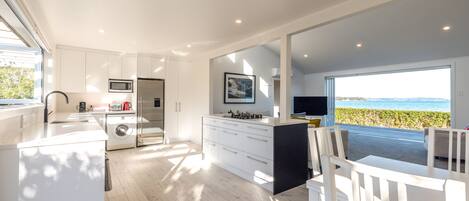 Refrigerador con freezer, microondas, horno, placa de cocina