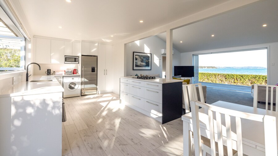 Driftwood Beach House with Spa Pool