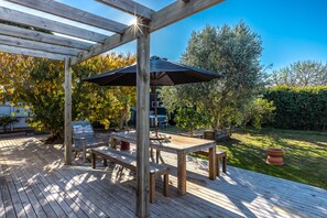 Executive Villa | Terrace/patio - Driftwood Beach House with Spa Pool (Waiheke Island)