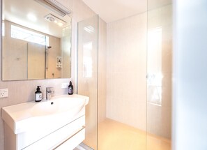 Executive Villa | Bathroom - Driftwood Beach House with Spa Pool (Waiheke Island)