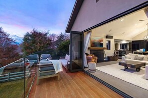 Télévision, cheminée, livres, espaces bureaux