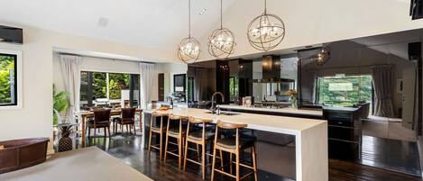 Frigorífic, microones, forn i placa de cuina