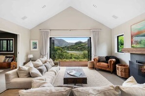 Télévision, cheminée, livres, espaces bureaux