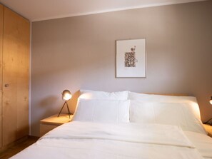 2 bedrooms, iron/ironing board, travel cot, free WiFi