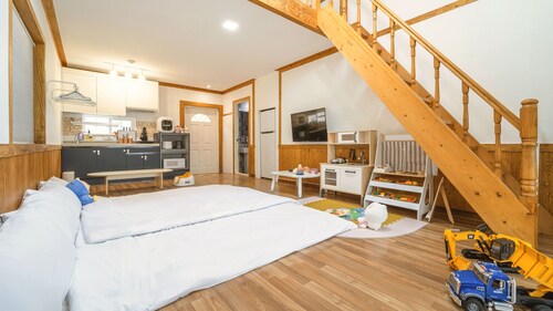 Ganghwa Sandelbada Kids Gajok Pension