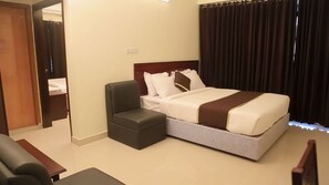 Habitación superior | Escritorio, wifi gratis y ropa de cama 